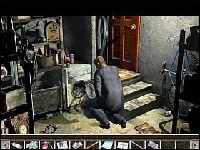 Maszeruje więc do kuchni i spośród środków czyszczących (Detergents) spod stołu zabiera silny specyfik z odtłuszczaczem (a powerful substance) - 2. Dom Martina | Akt 2 | Martin Mystere Operation Dorian Gray - Martin Mystere: Operation Dorian Gray - poradnik do gry