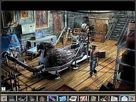 Tutaj wtyka je w otwór w złotym dysku na drzwiach do sekretnego przejścia i dostaje się w ten sposób do tajnego laboratorium profesora - 2. Willa profesora | Akt 7 | Martin Mystere Operation Dorian Gray - Martin Mystere: Operation Dorian Gray - poradnik do gry