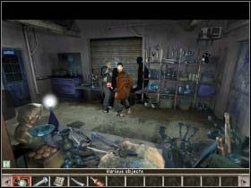 Kloszard maszeruje więc ponownie po schodach i widzi, że podmuch powietrza usunął częściowo błoto i można pogrzebać w pozostałościach złomowiska (Scrap yard remains) - 3. U Malocchio | Akt 8 | Martin Mystere Operation Dorian Gray - Martin Mystere: Operation Dorian Gray - poradnik do gry