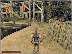 Pierwsze kroki kierujesz w lewo, gdzie znajduje się plac wymiany i dźwig towarowy (obrazek z prawej) Przy płocie leży pochodnia, naturalnie zabierasz ją - Witamy w Koloni (1) | Rozdział 1 | Gothic - Gothic - poradnik do gry