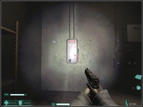 Klękamy i przechodzimy przez wąski korytarz ułożony z belek #1 - Konsekwencje (1) | Interwał 01 | FEAR Extraction Point - F.E.A.R.: Extraction Point - poradnik do gry