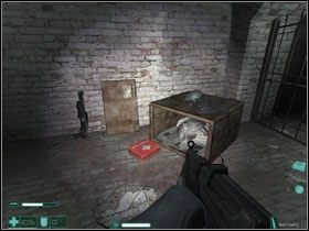 Schodzimy ze sztachety #1 i zabieramy z ziemi apteczkę zdrowia - Przerzut (1) | Interwał 01 | FEAR Extraction Point - F.E.A.R.: Extraction Point - poradnik do gry