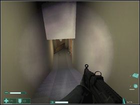 Na piętrze czeka na nas wiele przeciwników- duże grupy z łatwością można eliminować granatami - Przerzut (2) | Interwał 01 | FEAR Extraction Point - F.E.A.R.: Extraction Point - poradnik do gry