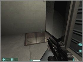 Jedyną możliwą drogą idziemy przez magazyny, zabierając dwie apteczki zdrowia z pokoju z telefonem - Zasadzka | Interwał 02 | FEAR Extraction Point - F.E.A.R.: Extraction Point - poradnik do gry