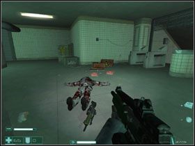 Trafimy tu na leżącego trupa #1 - obok niego znajdziemy apteczkę i broń - Stacja końcowa (1) | Interwał 03 | FEAR Extraction Point - F.E.A.R.: Extraction Point - poradnik do gry