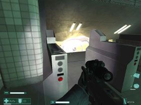 Za moment stoczymy dosyć ciężki bój z Ciężko opancerzonym, wyposażonym w wyrzutnię granatów oraz z jego dwoma żołnierskimi pomagierami - Stacja końcowa (1) | Interwał 03 | FEAR Extraction Point - F.E.A.R.: Extraction Point - poradnik do gry