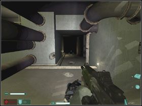 Za chwilę skrzynie po lewej #1 wylecą w powietrze, a nas zaatakuje trzech żołnierzy - Pomarańczowa linia (1) | Interwał 03 | FEAR Extraction Point - F.E.A.R.: Extraction Point - poradnik do gry