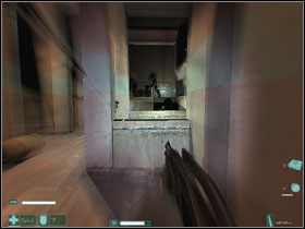 Na samym początku ze ściany zabieramy apteczkę #1, a z szafki po lewej podnosimy pancerz - L (1) | Interwał 03 | FEAR Extraction Point - F.E.A.R.: Extraction Point - poradnik do gry