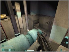 Przez okno wyskoczy na nas żołnierz #1, a drugi jak i trzeci natomiast będą się kręcili niedaleko - L (1) | Interwał 03 | FEAR Extraction Point - F.E.A.R.: Extraction Point - poradnik do gry