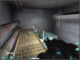 W korytarzu, a konkretniej - w kałuży krwi #1, zastawiamy pułapkę - Pomarańczowa linia (2) | Interwał 03 | FEAR Extraction Point - F.E.A.R.: Extraction Point - poradnik do gry