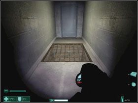 Tutaj należy przejść przez kratę, umieszczoną w lewym rogu pomieszczenia #1 - Pomarańczowa linia (2) | Interwał 03 | FEAR Extraction Point - F.E.A.R.: Extraction Point - poradnik do gry