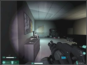 Kiedy już poradzimy sobie z oponentami, zabieramy apteczkę umieszczoną obok automatów z napojami i przechodzimy przez drzwi #1 - Złośliwość (2) | Interwał 05 i 06 (Epilog) | FEAR Extraction Point - F.E.A.R.: Extraction Point - poradnik do gry