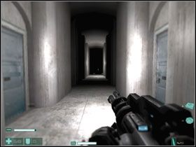 Korzystamy z lewych drzwi na końcu korytarza - w drugim pomieszczeniu za nimi zaatakuje nas tym razem aż pięć zjaw #1 - Mroczne Serce (1) | Interwał 05 i 06 (Epilog) | FEAR Extraction Point - F.E.A.R.: Extraction Point - poradnik do gry