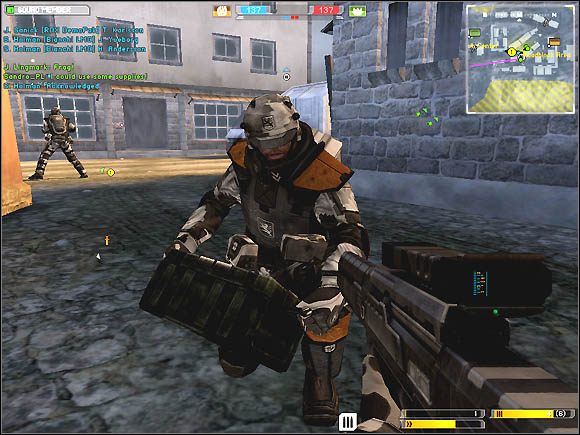 a tutaj kolega z oddziałów wsparcia przekazuje amunicję - Rola jednostek szturmowych i wsparcia | Taktyka | Battlefield 2142 - Battlefield 2142 - poradnik do gry