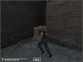 Przesuń się teraz w prawo, a następnie przeskocz przez balustradę, tak aby znaleźć się na niewielkim balkoniku (#1) - NYC - JBA HQ - Part 2 (3) | Misja 6 w Splinter Cell Double Agent - Tom Clancys Splinter Cell: Double Agent - poradnik do gry