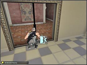 W pierwszej kolejności skorzystaj z przycisku (#1), dzięki czemu wyłączysz światło w pomieszczeniu okupowanym przez wartowników - Cozumel - Cruise Ship (1) | Misja 7.2 w Splinter Cell Double Agent - Tom Clancys Splinter Cell: Double Agent - poradnik do gry