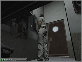 Mógłbyś oczywiście zaczekać aż oficer wyjdzie z pomieszczenia, ale utrudniłoby ci to dalszą przeprawę - Cozumel - Cruise Ship (1) | Misja 7.2 w Splinter Cell Double Agent - Tom Clancys Splinter Cell: Double Agent - poradnik do gry