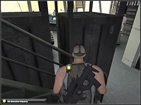 Jeśli planujesz wszystko rozwiązać w pokojowy i bezbolesny sposób, prawdopodobnie po raz kolejny będziesz musiał skorzystać z niektórych gadżetów - Cozumel - Cruise Ship (2) | Misja 7.2 w Splinter Cell Double Agent - Tom Clancys Splinter Cell: Double Agent - poradnik do gry
