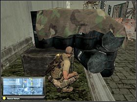 Jeśli dobrze się wychylisz, powinieneś zauważyć, iż jeden z rebeliantów zmierza w tą stronę (#1) - Kinshasa (1) | Misja 9.3 w Splinter Cell Double Agent - Tom Clancys Splinter Cell: Double Agent - poradnik do gry