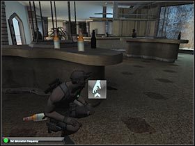 Jeden z wartowników podejdzie do stołu, przy którym się chowasz - Cozumel - Cruise Ship (2) | Misja 7.1 w Splinter Cell Double Agent - Tom Clancys Splinter Cell: Double Agent - poradnik do gry