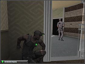 Nie możesz się zbytnio wychylać, gdyż obaj strażnicy po chwili się tu zjawią (#1) - Cozumel - Cruise Ship (2) | Misja 7.1 w Splinter Cell Double Agent - Tom Clancys Splinter Cell: Double Agent - poradnik do gry