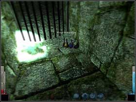 W środku zestaw dla skauta - miksturki i zwój do ciepania ognistych kulek! Nieźle. - The Temple of the Spider (8) | Rozdział 5 | Dark Messiah of Might and Magic - Dark Messiah of Might and Magic - poradnik do gry