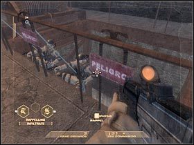 Chwilowo musisz wybierać prawą akcję, tak aby zacząć zjeżdżać na dół (#1) - [Misja 1.2] Mexican Border - Trainyard cz.4 | Tom Clancys Rainbow Six Vegas - Tom Clancys Rainbow Six Vegas - poradnik do gry