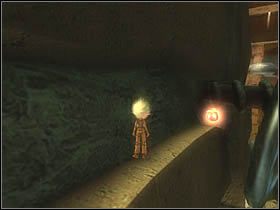 Wspinając się po niej, będziesz mógł w połowie skoków wejść na wąską ścieżkę, na końcu której czeka torba na jajka - [ETAP XI] Under the house cz.3 | Artur i Minimki - Artur i Minimki - poradnik do gry