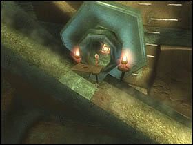 Skocz na niego od strony ściany, gdyż zjeżdżając, zatrzymasz się na małej drewnianej platformie i zdobędziesz w ten sposób run (jeśli Ci się nie uda, czynność będziesz mógł powtarzać w nieskończoność) - [ETAP XI] Under the house cz.3 | Artur i Minimki - Artur i Minimki - poradnik do gry