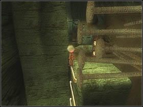 Tam znajdziesz kolejne mul-mule i za pomocą uchwytów będziesz mógł zejść na dół - [ETAP XI] Under the house cz.2 | Artur i Minimki - Artur i Minimki - poradnik do gry