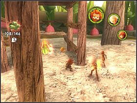 Aby dostać się do bramy, oszołom go, ciskając w jego kierunku pomarańczową kulkę spod drewnianej konstrukcji - [ETAP IX] Lost in the Seven Lands - II cz.5 | Artur i Minimki - Artur i Minimki - poradnik do gry