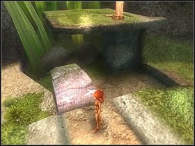 Gdy zepchniesz głaz z podwyższenia, przejdź po nim i wskocz na półkę z urządzeniem wysuwającym kładkę - [ETAP V] First steps into the Seven Lands cz.4 | Artur i Minimki - Artur i Minimki - poradnik do gry