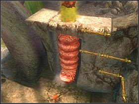 Następnie przesuń stworka do stworzenia umieszczonego w ścianie (przypominającego dżdżownicę) i włóż mu go w otwartą paszczę - [ETAP V] First steps into the Seven Lands cz.4 | Artur i Minimki - Artur i Minimki - poradnik do gry