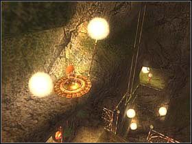 Przechodząc wąskim (i niskim) przejściem, dotrzesz do pomarańczowego guzika, który umożliwi uwolnienie Artura (stojąc na nim, wciel się w Artura i przy pomocy korzeni wyjdź do góry) - [ETAP IV] On the road to Nekropolia cz.3 | Artur i Minimki - Artur i Minimki - poradnik do gry