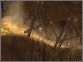 Przejdź na zewnętrzną kładkę drzewa i idąc nią w górę, wchodź w każdą mijaną wnękę, strącając wszystkie napotkane fragmenty posągów na niższe półki - [ETAP II] Attack of the Henchmen cz.5 | Artur i Minimki - Artur i Minimki - poradnik do gry