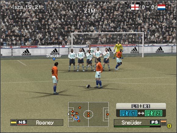 Aby włączyć drugiego zawodnika do akcji, należy wcisnąć L1 + R1 - Rzuty wolne | Stałe fragmenty gry | Pro Evolution Soccer 6 - Pro Evolution Soccer 6 - poradnik do gry