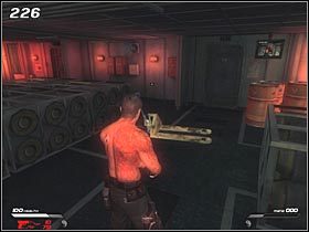 Po wyjściu z kantyny, skieruj się do drzwi na wprost, gdzie znajdziesz jeszcze jedną apteczkę (#225) - HMS Liberty (1) | Mission 4 w Infernal - Infernal - poradnik do gry