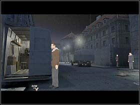 Na rogu ulicy przy budynku Instytutu Cesarza Wilhelma (Keiser Wilhelm Institut) John poznaje Schmidta, czyli swój kontakt w Berlinie, po czym zostaje odesłany do furgonetki, bowiem przy wejściu do gmachu ICW stoi w tej chwili dwu wartowników - Ulica - Berlin - Undercover: Operation Wintersun - poradnik do gry