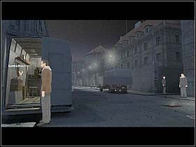 Zajrzawszy do otwartego wozu, ze stojącego w nim pudła wyciąga kolejno: flaszkę spirytusu, kostkę mydła oliwkowego, buteleczkę wyciągu z cytrusów, bryłkę soli, zaostrzony ołówek, butlę rozpuszczalnika, butelkę z dużym otworem i flaszkę witriolu - Ulica - Berlin - Undercover: Operation Wintersun - poradnik do gry