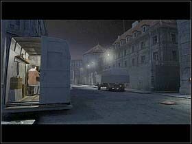 Oczywiście, maszerują prosto do czekającego przy furgonetce Schmidta, gdzie po krótkiej rozmowie John wchodzi do samochodu, by przy pomocy znajdującej się wewnątrz radiostacji zdać Traversowi relację z dotychczasowego przebiegu zdarzeń - ICW - hol, schowek, pomieszczenia biurowe (2) - Berlin - Undercover: Operation Wintersun - poradnik do gry