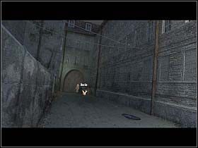 Z braku lepszego pomysłu Russell wraca w ślepą uliczkę (po lewej), na której dopiero co zleciał na pakę ciężarówki - Ulice (1) - Berlin - Undercover: Operation Wintersun - poradnik do gry