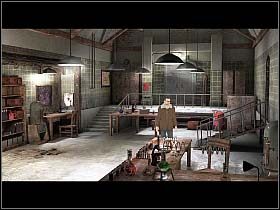 Tutaj przy ścianie po lewej leży trzecia zębatka, tym razem średnia, a na wprost widnieją następne drzwi - Podziemne pomieszczenia produkcyjne (1) - Heigerloch - Undercover: Operation Wintersun - poradnik do gry