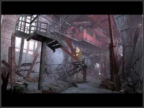 John podnosi więc dwie deski: jedną leżącą na ziemi, drugą opartą o ścianę (obie po prawej) i jedną z nich podpiera niebezpieczny fragment stropu, po czym przechodzi dalej - Fabryka - Stalingrad - Undercover: Operation Wintersun - poradnik do gry