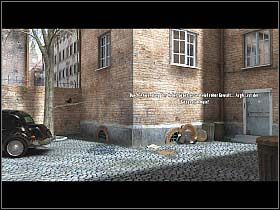 Nieco oszołomiony całą sytuacją Russell wychodzi z budynku - Londyn - Podwórko - Undercover: Operation Wintersun - poradnik do gry