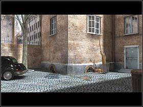 Teraz Russell ma swobodny dostęp do gałęzi, ułamuje ją więc i przy jej pomocy próbuje bardziej otworzyć okno - Londyn - Podwórko - Undercover: Operation Wintersun - poradnik do gry