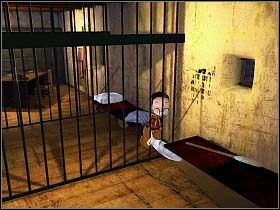 Tuż obok celi stoi oparta o ścianę miotła, którą naszemu spryciarzowi udaje się przemieścić pomiędzy kratami i pozyskać do swoich potrzeb - Za kratkami... | Mały przestępca, 19:00, Na ratunek Cornelii | Tony Tough 2 - Tony Tough 2: A Rakes Progress - poradnik do gry