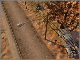 Stąd chłopiec maszeruje w górę ulicy Trumana (w stronę wieży), zakręca przy opuszczonym budynku opery i dotarłszy do skrzyżowania wędruje w stronę baru, aż ku swemu wielkiemu zaskoczeniu pod drzewem niedaleko stacji benzynowej odnajduje rozbitą półciężarówkę Cornelii - Jeśli nie drzwiami, to może oknem...? | Mały przestępca, 19:00, Na ratunek Cornelii - Tony Tough 2: A Rakes Progress - poradnik do gry