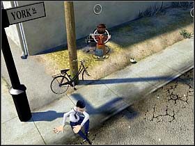 Ponieważ nawoływanie niesfornego psiaka nie przynosi rezultatu, Tony maszeruje w górę uliczki, w stronę szpitala i wciąż przeklinającego na poboczu listonosza - Ziarnko do ziarnka aż zbierze się... (cz.1) | Ulice, 13:42 | Tony Tough 2 - Tony Tough 2: A Rakes Progress - poradnik do gry