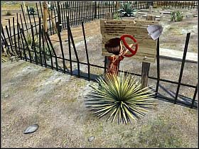 Nareszcie opuszcza to interesujące miejsce i biegnie w lewo ku rozciągającemu się obok cmentarzowi, gdzie z przyczepionej do rachitycznego płotku tablicy zabiera szpadel, po czym drogą za cmentarzem (w prawo) powraca na swoje podwórko - Kim zostaniesz, jak dorośniesz...? (cz.2) | Ulice, 13:42 | Tony Tough 2 - Tony Tough 2: A Rakes Progress - poradnik do gry