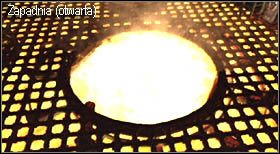 Na środku areny znajduje się zapadnia, która po otwarciu wtrąca osobnika stojącego na niej wprost do jeziora rozgrzanej lawy - Boss (4-2) - Dos Gigantes | Solucja Resident Evil 4 - Resident Evil 4 - PC - poradnik do gry